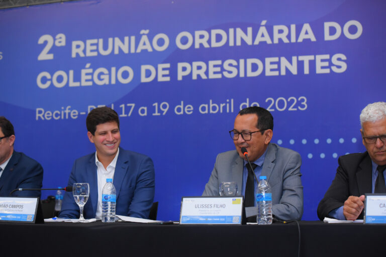 Prefeito de Recife participa da abertura da reunião do CP