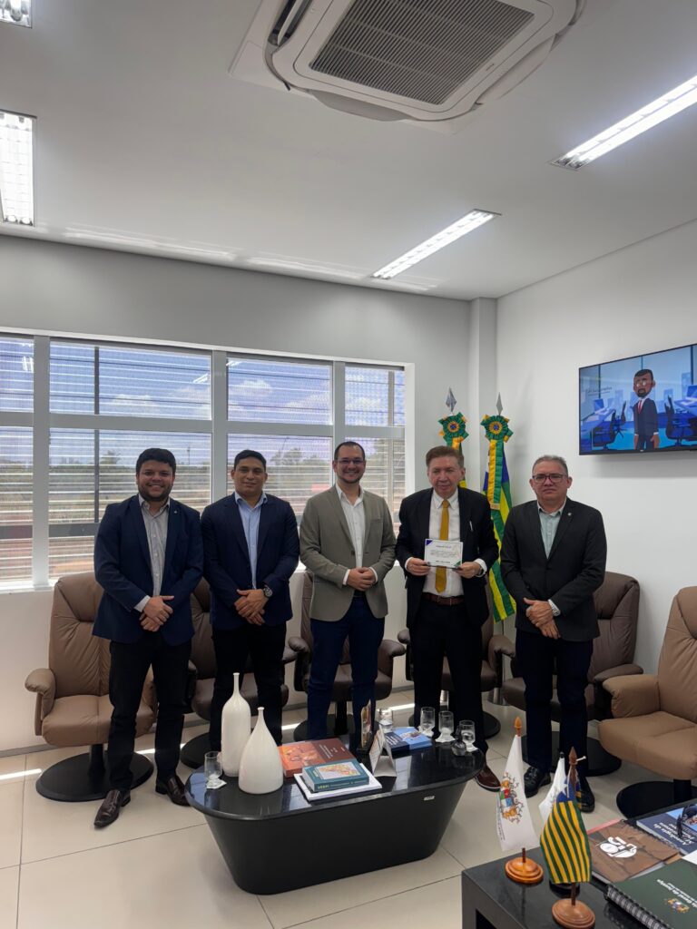 Presidente Hércules Medeiros, entrega placa de “Amigo do CREA” ao corregedor-geral da Justiça do Piauí , Olímpio Galvão, em reconhecimento ao Termo de Cooperação Técnica